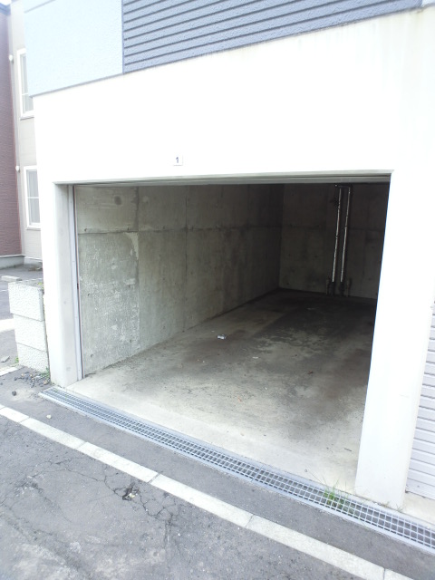 Parking lot. Individual garage ・ It is easy to get position on the road