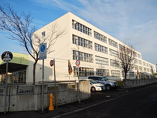 Primary school. 329m to Sapporo Tatsukita Metropolitan elementary school (elementary school)