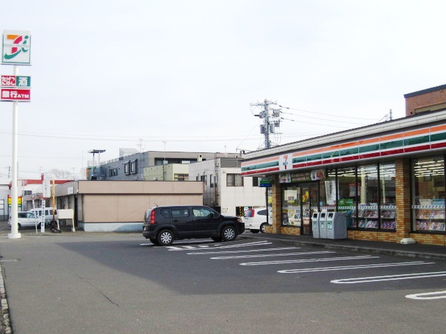 Convenience store. Seven-Eleven Sapporo Beisato Chuodori store up (convenience store) 357m