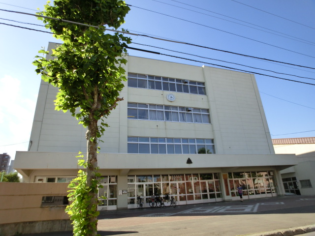 Junior high school. 810m to Sapporo Municipal NichiAkira junior high school (junior high school)