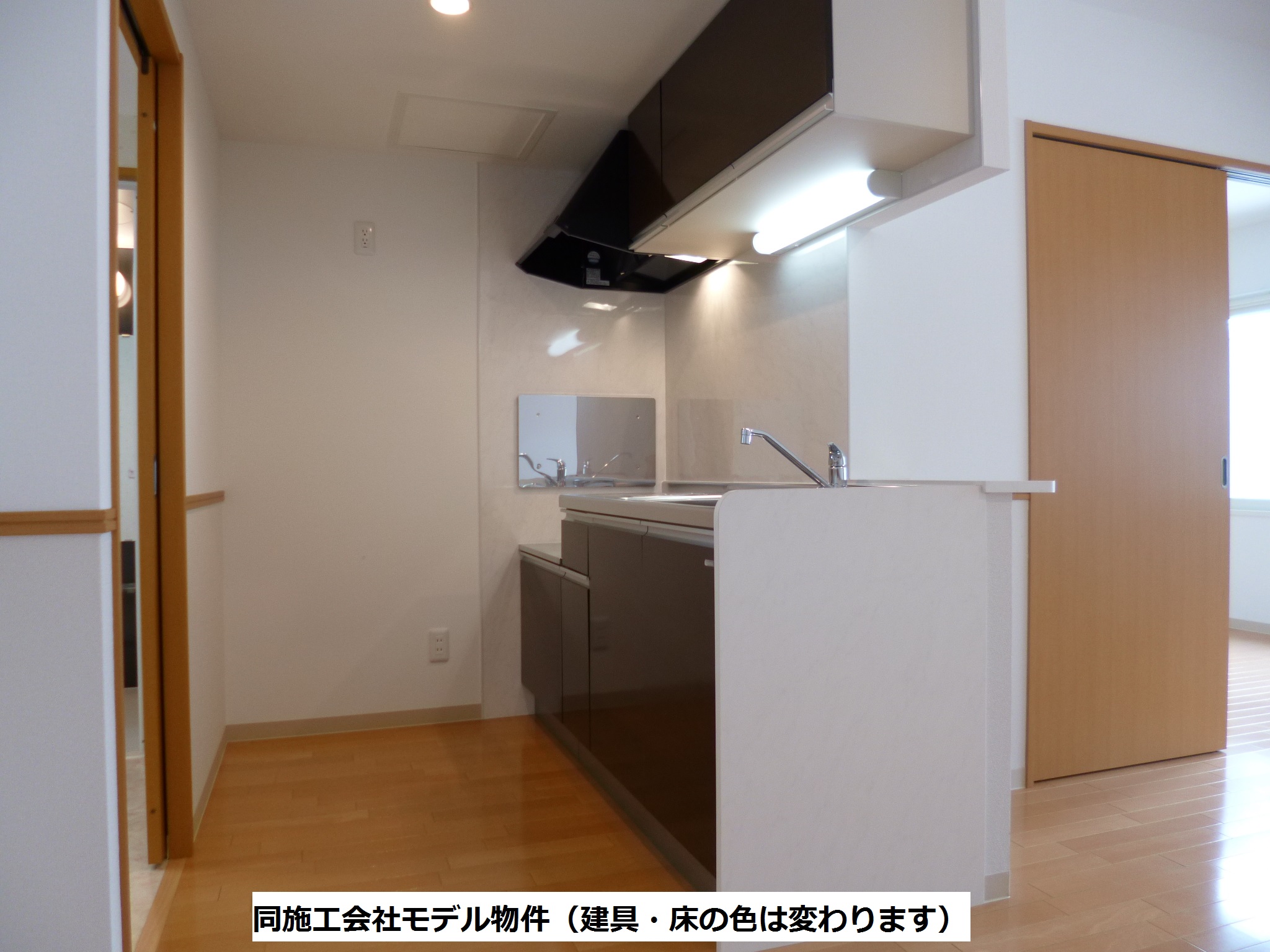 Kitchen. Same construction company model properties Joinery ・ The color of the floor will change