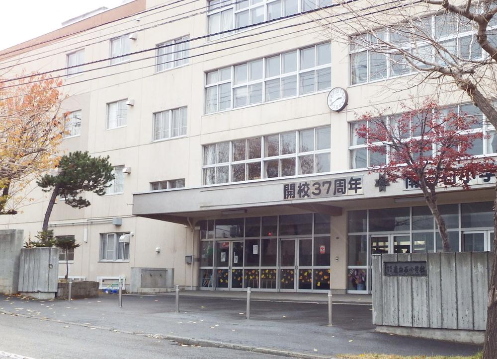 Primary school. To Sapporo Minami Shiraishi elementary school 480m 6-minute walk. Very happy location for children