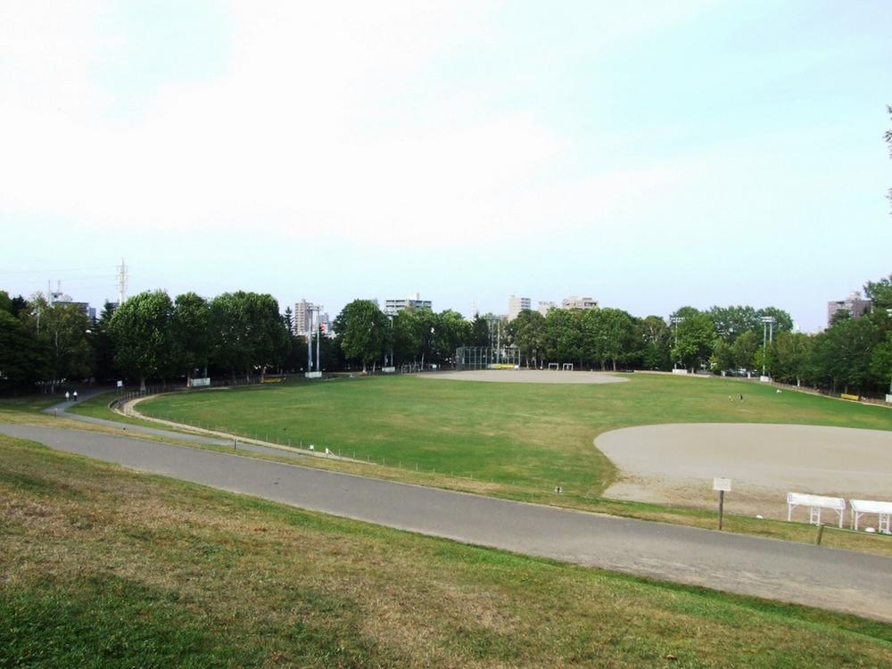 park. Tsukisamu 1200m spacious grounds in the park where you can enjoy all year round to the park