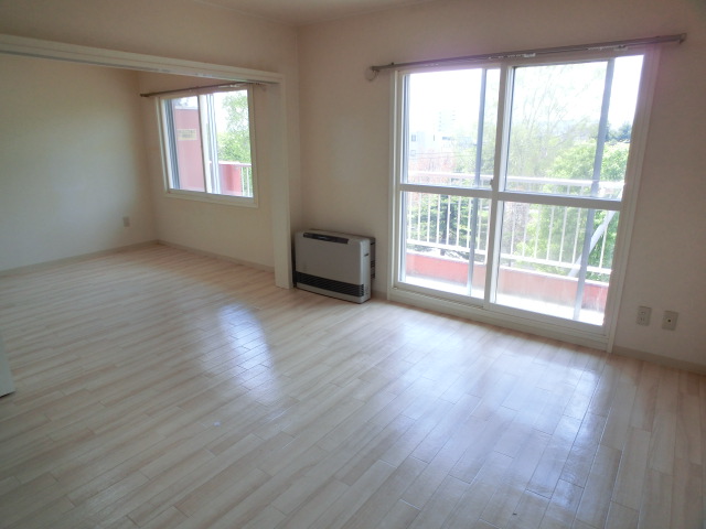 Living and room. It is bright, south-facing ☆ 