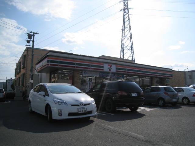 Convenience store. Seven-Eleven Sapporo Heiwadori 14-chome up (convenience store) 285m