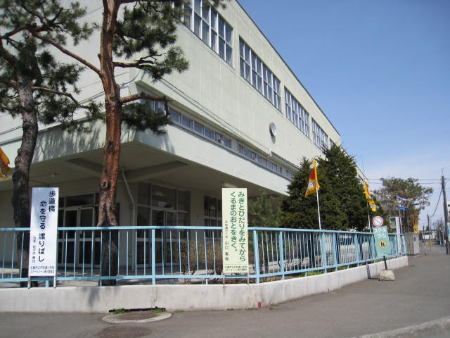 Primary school. 724m to Sapporo Municipal Heiwadori elementary school (elementary school)