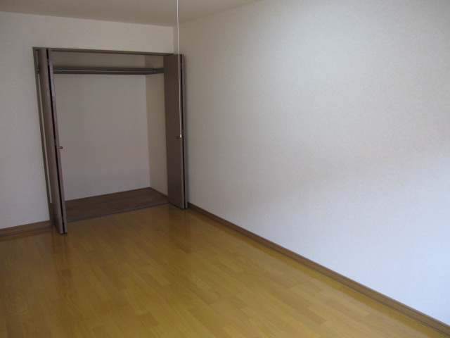 Other room space. Western-style is also spread