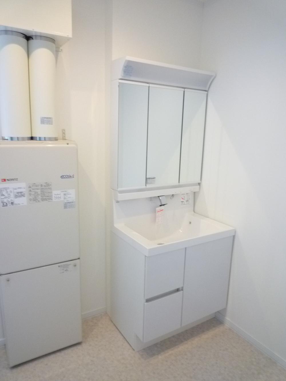 Wash basin, toilet. Shower head three-sided mirror vanity