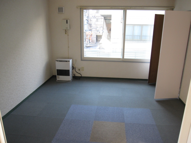 Other room space. Two accommodated! The room is also used widely likely! 