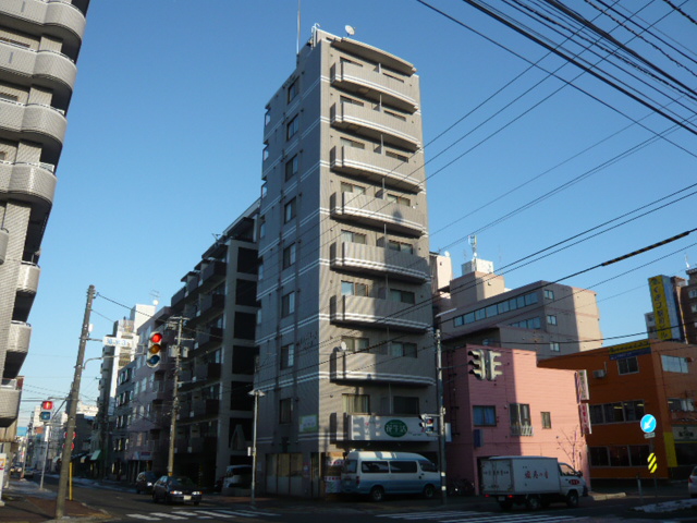 Building appearance. High-rise condominium! It is near a train station! 