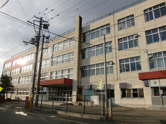 Primary school. 228m to Sapporo City on Shiraishi elementary school (elementary school)