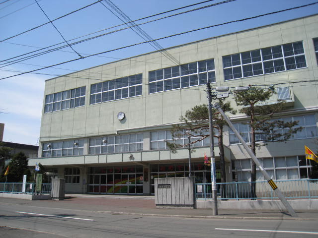 Primary school. 447m to Sapporo Municipal Heiwadori elementary school (elementary school)