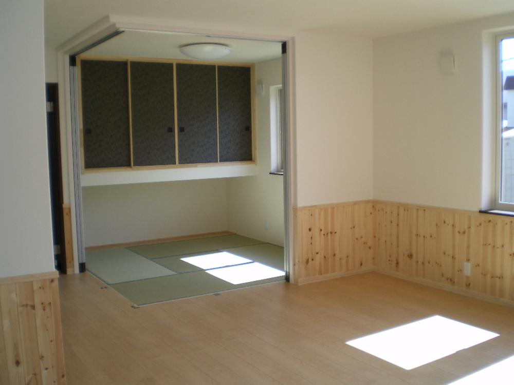 Living. Living sunny. Use To spacious until adjacent to Japanese-style room