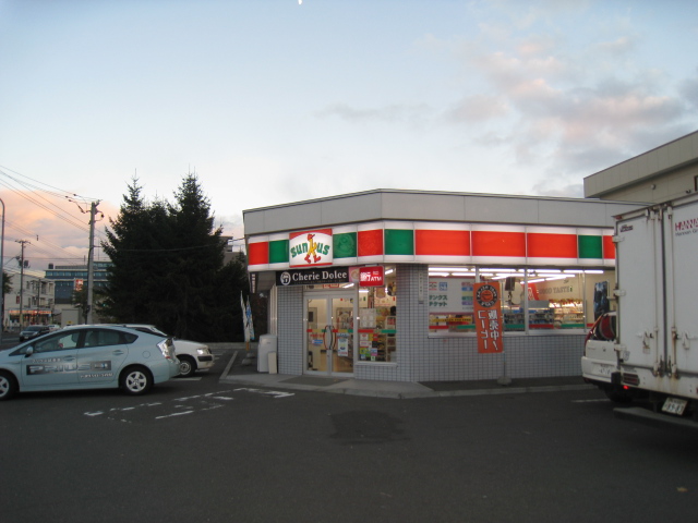 Convenience store. 384m until Thanksgiving Hondori 8-chome (convenience store)