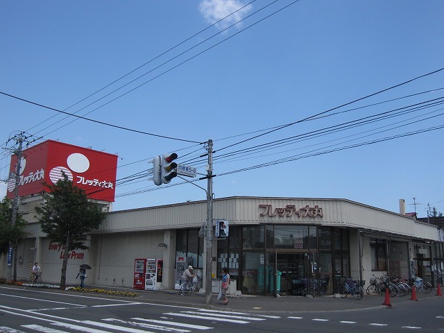 Supermarket. Furetti Tsukisamu Higashiten to (super) 635m
