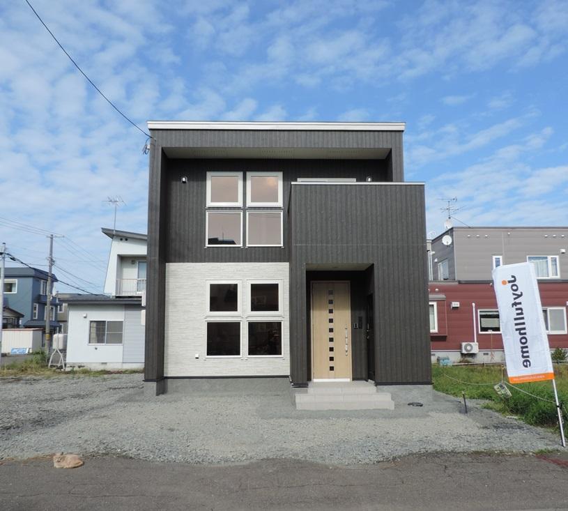 Kitago 7-9 model house. Features large windows facing south. Parking spaces 3 cars.. Kitago 7-9 model house.