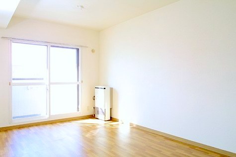 Living and room. You can move within the initial cost 80,000 yen Shiroishi Station 3-minute walk