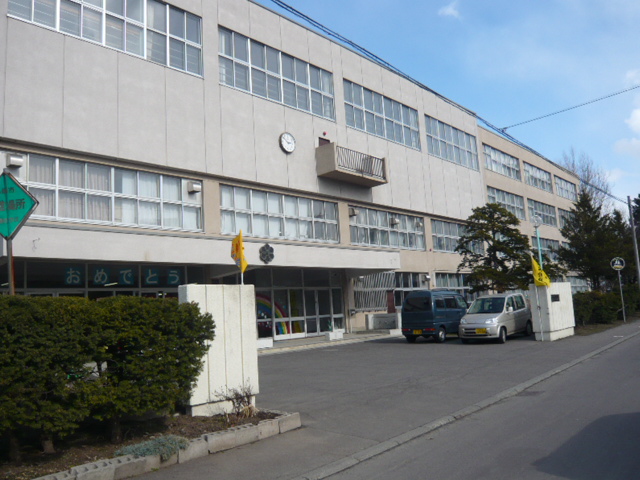 Primary school. 627m to Sapporo Municipal Horohigashi elementary school (elementary school)