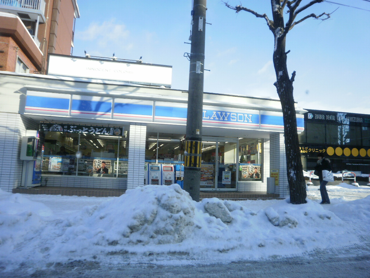 Convenience store. Lawson Shiroishi-ku, Sapporo Shiraishi center Article 1 store up (convenience store) 519m