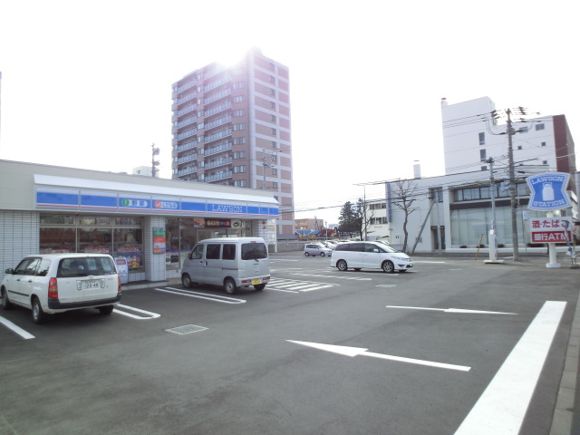 Convenience store. Lawson Sapporo Shiraishi Hondori 6-chome up (convenience store) 205m