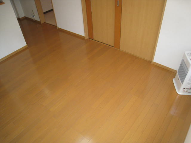Living and room. Clean flooring! ! 