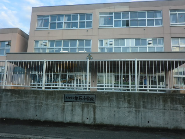 Primary school. 676m to Sapporo City Shiraishi elementary school (elementary school)