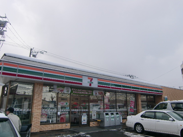 Convenience store. Seven-Eleven Tsukisamu Higashiten up (convenience store) 200m