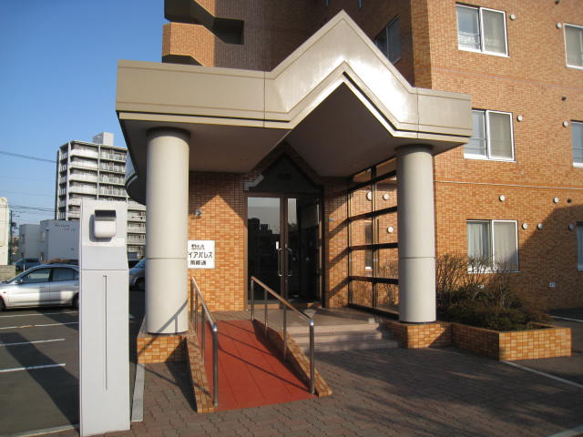 Building appearance. It is an excellent entrance Auto with lock