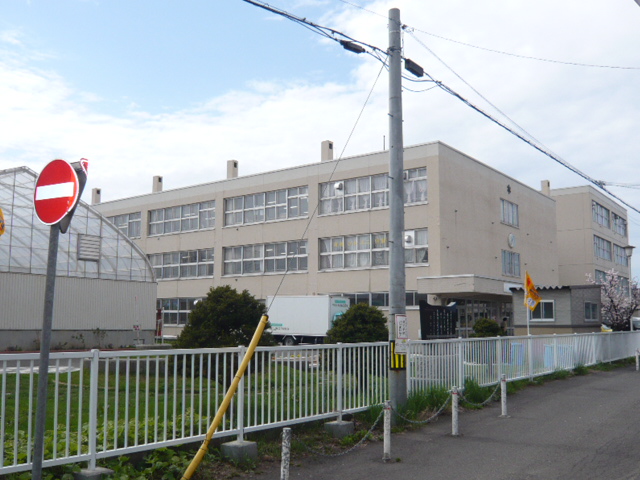 Primary school. 735m to Sapporo Tatsuhigashi Bridge Elementary School (elementary school)