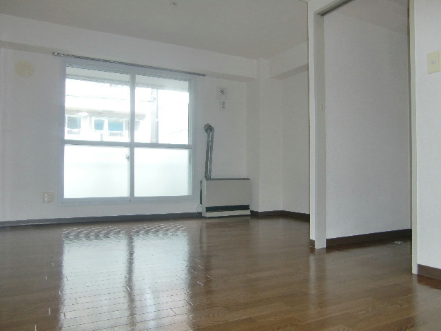 Living and room.  ☆ You can move in the initial cost 70,000 yen! Subway 5-minute walk of the good location ☆ 
