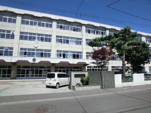 Junior high school. 657m to Sapporo Municipal Kashiwaoka junior high school (junior high school)