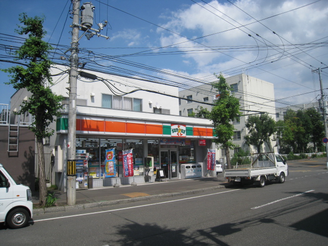 Convenience store. 190m until Thanksgiving Hongo street store (convenience store)