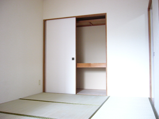 Other room space. Tatami is also beautiful