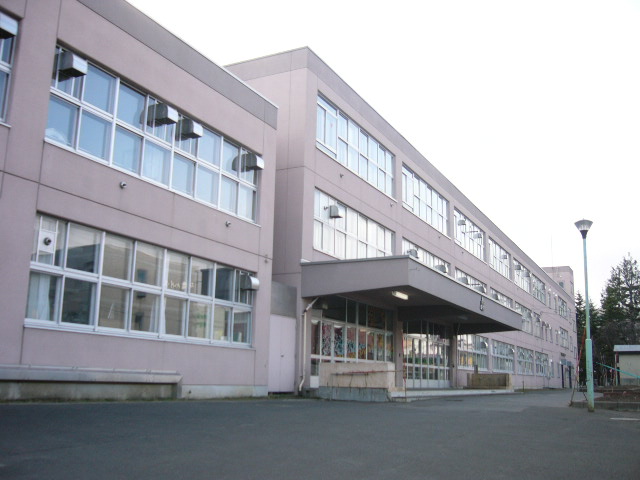 Primary school. 389m to Sapporo City Shiraishi elementary school (elementary school)