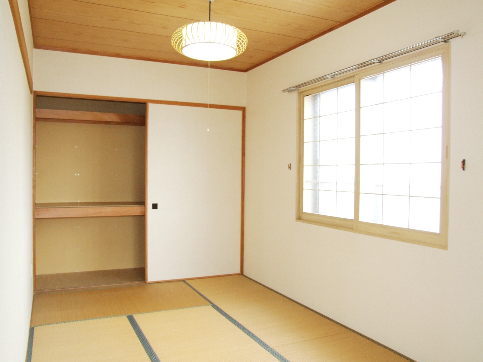 Other room space. There is also a window to the Japanese-style room. 
