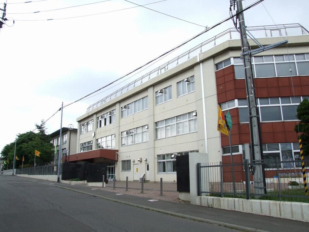 Primary school. 435m to Sapporo Municipal Hondori Elementary School
