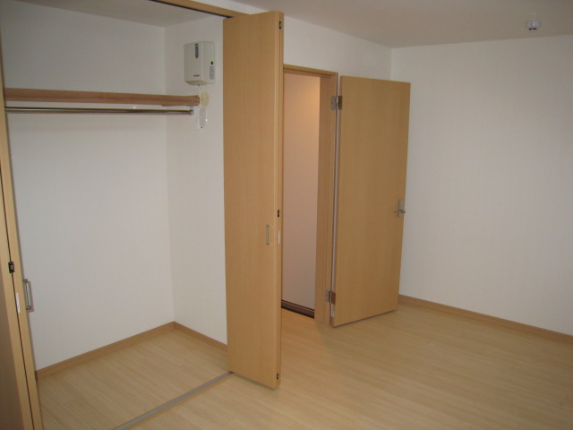 Other room space. It is with storage of Western-style. 