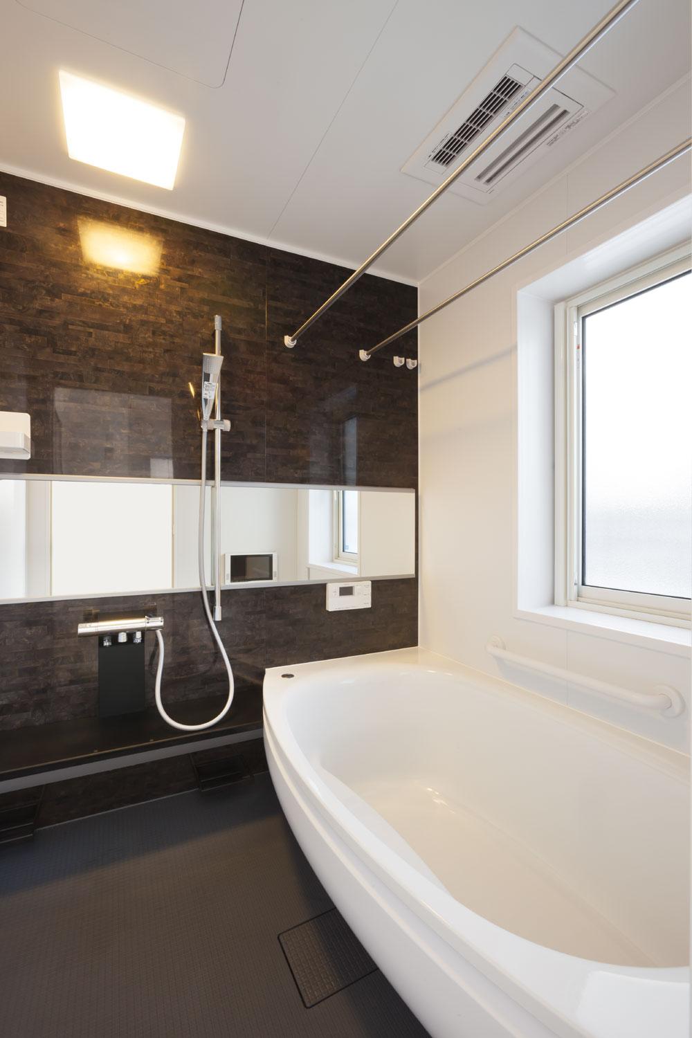 Bathroom. View bathroom wrapped in the comfort of a notch. Keep warm function with thermos tub, including the full Otobasu, Large bathroom TV, Installing a bathroom heating dryer