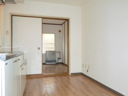 Living and room. Subway station 2 minutes of good location! Supermarket, Convenience store within a 3-minute walk! 
