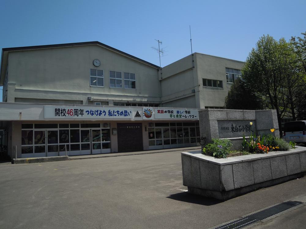 Primary school. Higashishiroishi is 560m 7-minute walk to elementary school