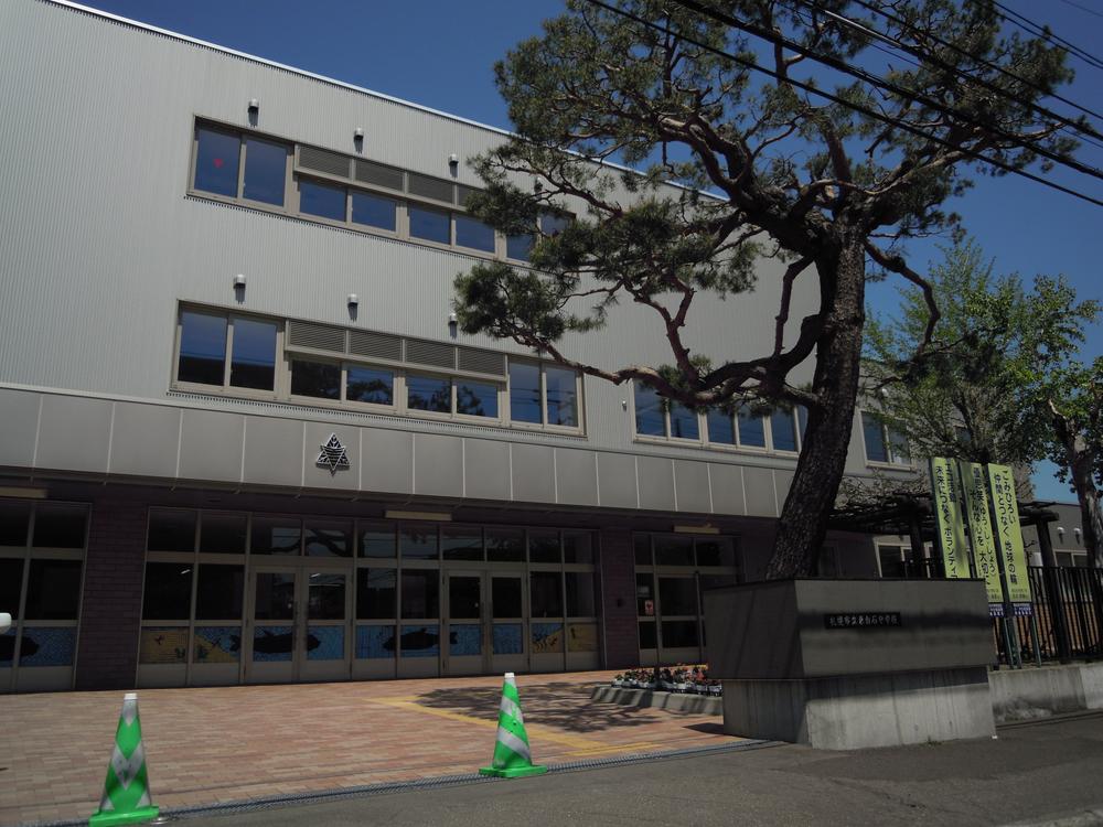 Junior high school. Higashishiroishi is a 2-minute 160m walk from the junior high school