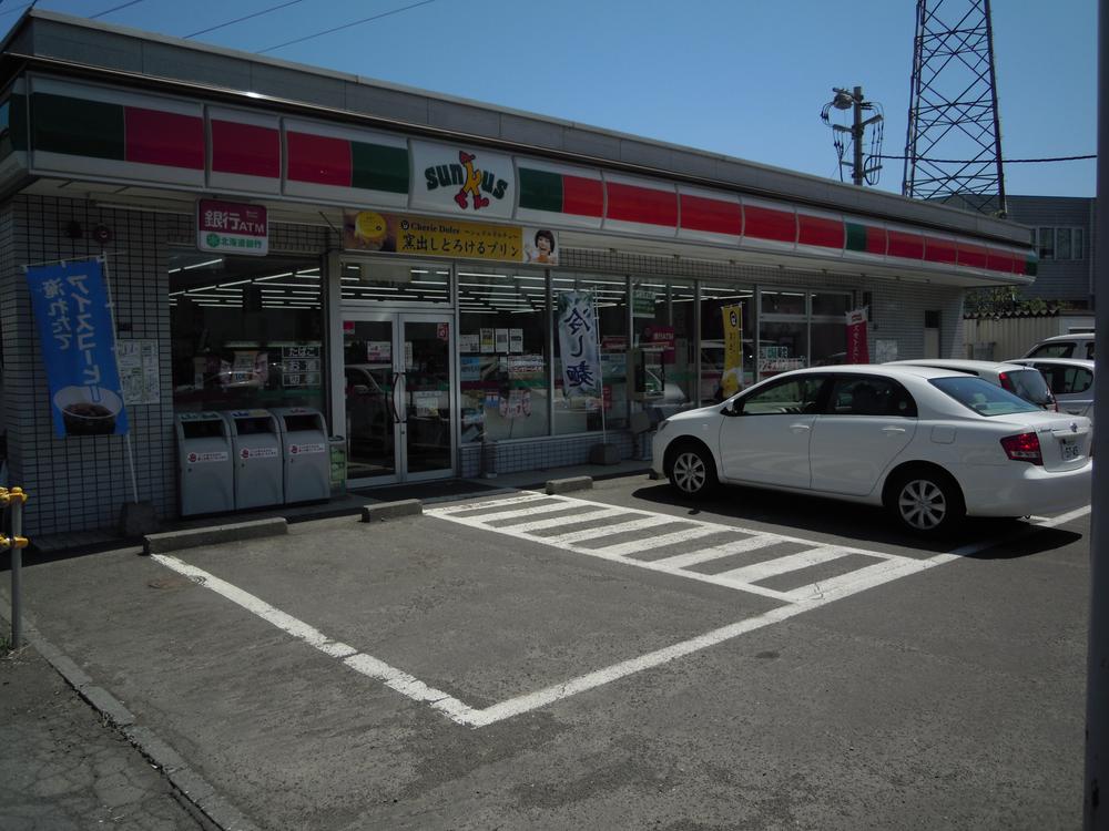 Convenience store. 480m is a 6-minute walk from the Thanksgiving