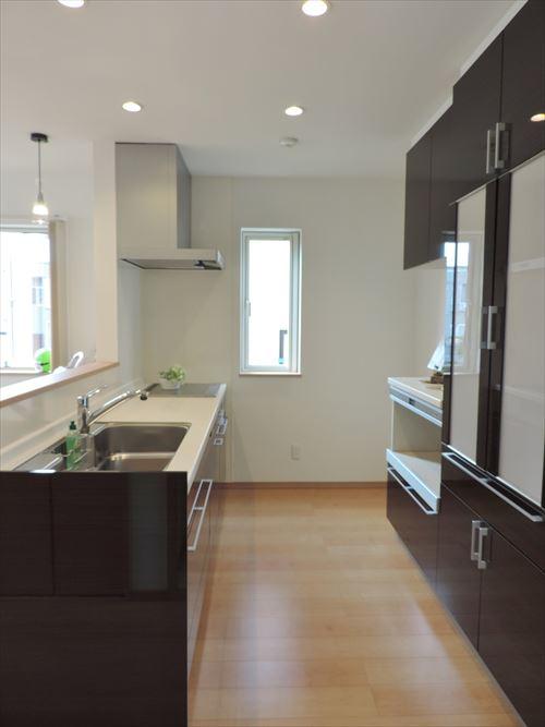 Kitchen. Open design of the kitchen is functional facilities such as a dishwasher are enriched with a sense of unity. On the back is also installed cabinet storage is also rich