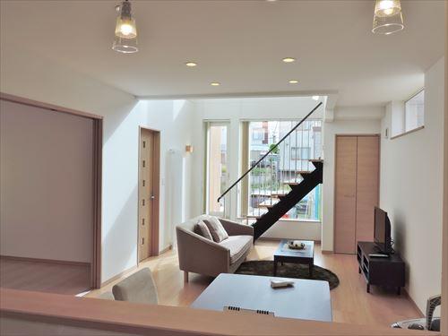 Living. Vaulted ceiling and wide windows that open-minded living. Downlight lighting and under stairs storage, etc., Plenty of attractions in the local!