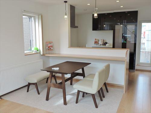 Living. Open kitchen counter with a face-to-face. Enhancement is also cabinet installation housed on the rear