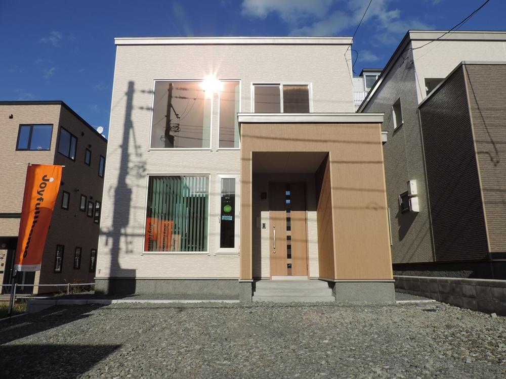 Local appearance photo. Simple modern appearance design with a soft beige to blend in calm residential area to keynote. On-site it is possible to parallel parking of two (Joyful Nango appearance)