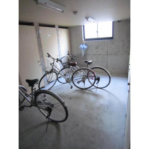 Building appearance. Bicycle-parking space ・ Trunk room is a space. You can put tires. 