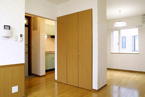 Living and room. You can move the following initial cost 100,000 yen