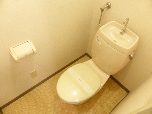 Toilet. Same building ・ It is a photograph of another in Room