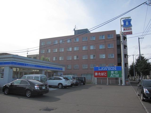 Convenience store. Lawson Toyohira-ku, Sapporo Toyohira Article 1 store up (convenience store) 417m